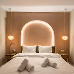 Ultracentral Near Old Town, Cismigiu And Victoriei - Cozy, Quiet And Modern Wt Sunny Balcony アパート *