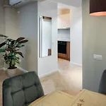 Ultracentral Near Old Town, Cismigiu And Victoriei - Cozy, Quiet And Modern Wt Sunny Balcony アパート ブカレスト