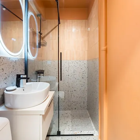 Ultracentral Near Old Town, Cismigiu And Victoriei - Cozy, Quiet And Modern Wt Sunny Balcony Bukarest