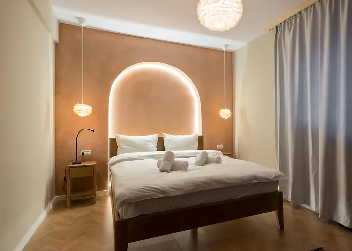 Ultracentral Near Old Town, Cismigiu And Victoriei - Cozy, Quiet And Modern Wt Sunny Balcony Apartmán *